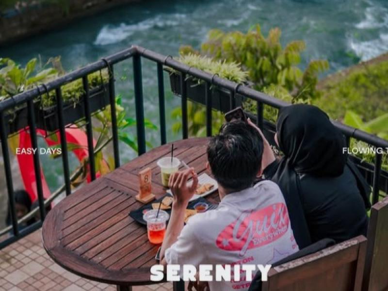 NGOPI SANTAI DI TEPI SUNGAI