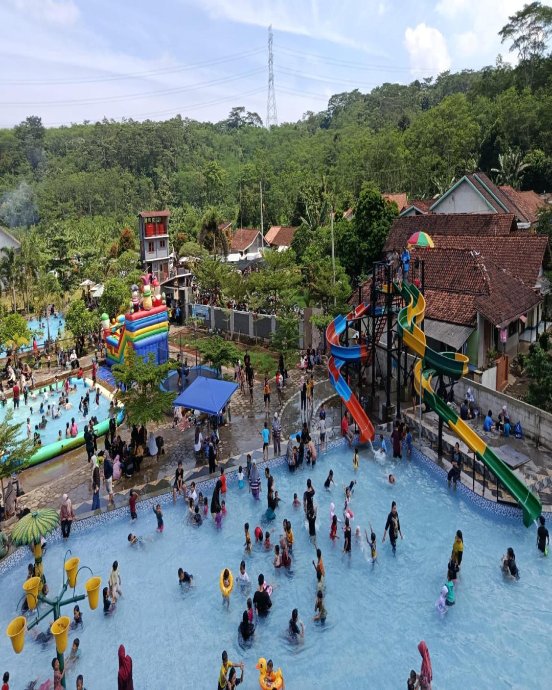 semarak-liburan-tahun-baru-ribuan-orang-padati-the-gege-batang