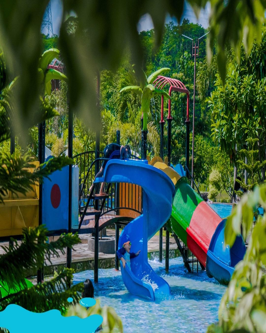 5-kolam-renang-nuansa-alam-di-batang-bikin-betah-main-air