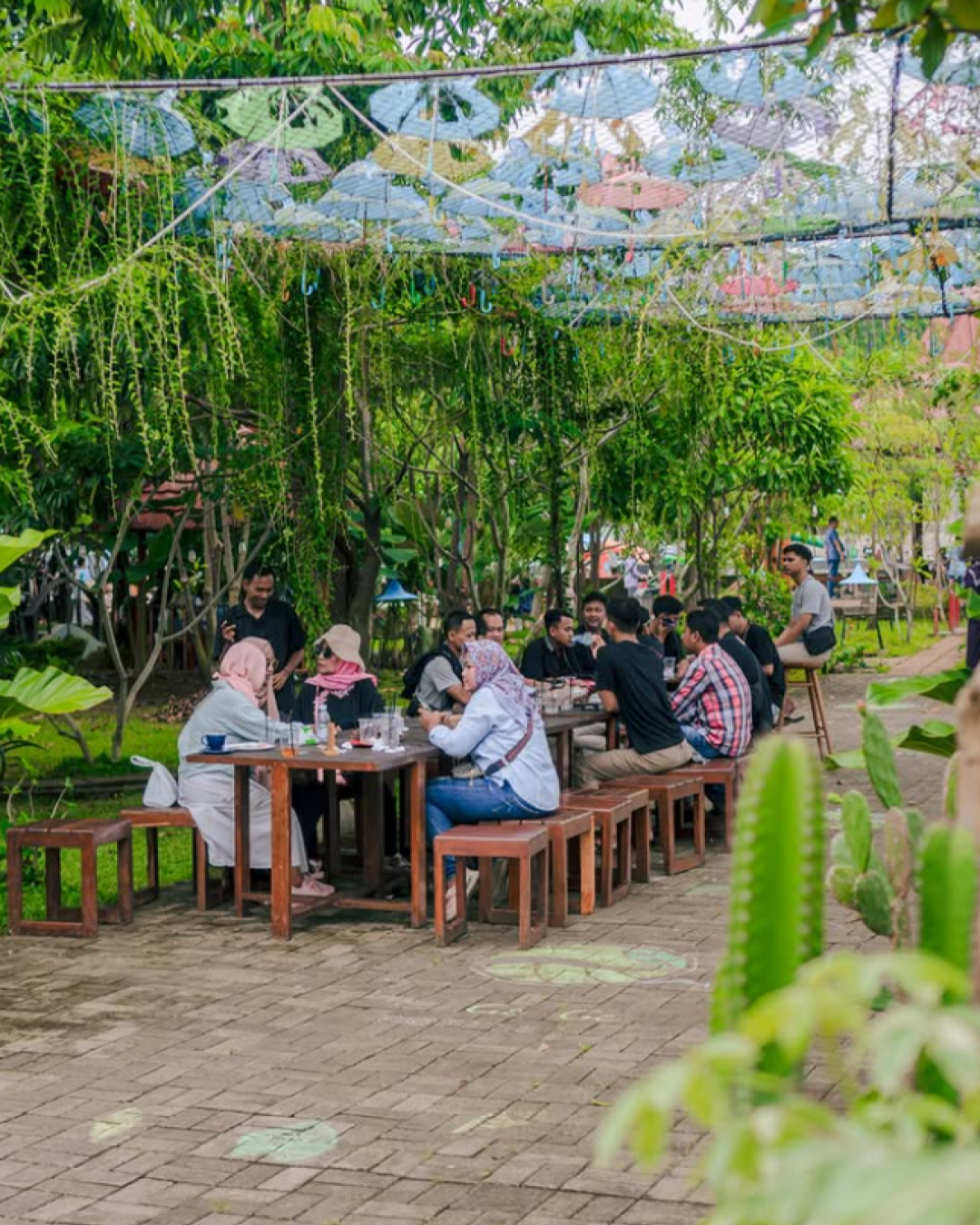 Mau Meeting, ngorbol bareng geng dengan suasana pinggir sawah...